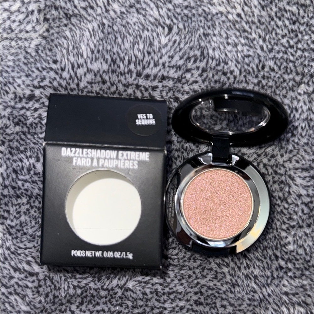 MAC Cosmetics Dazzleshadow in yes to sequins
